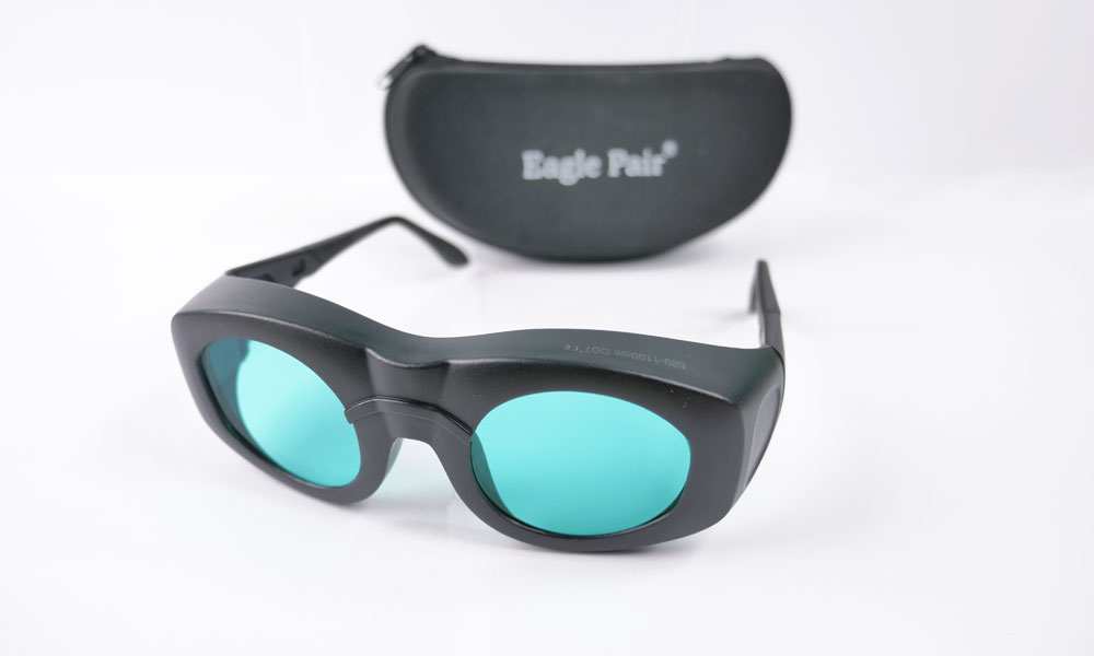 laser-safty.jpg عینک لیزر الکس دایود Eagle Pair OD5 - Image 1